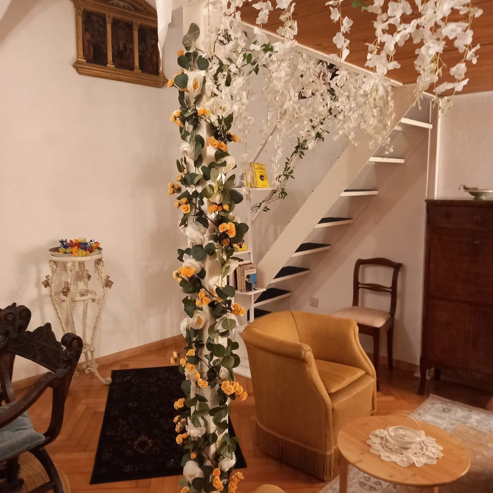 Apartment, 1 Bedroom, Mountain View | Living room | Books