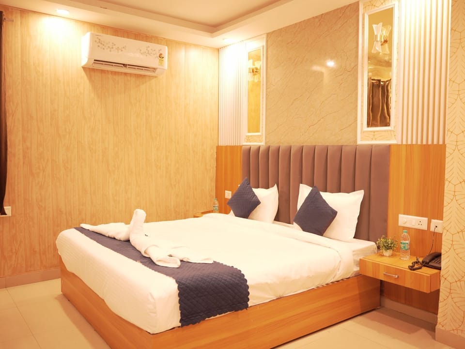 Superior Double Room, City View | In-room safe, desk, laptop workspace, soundproofing