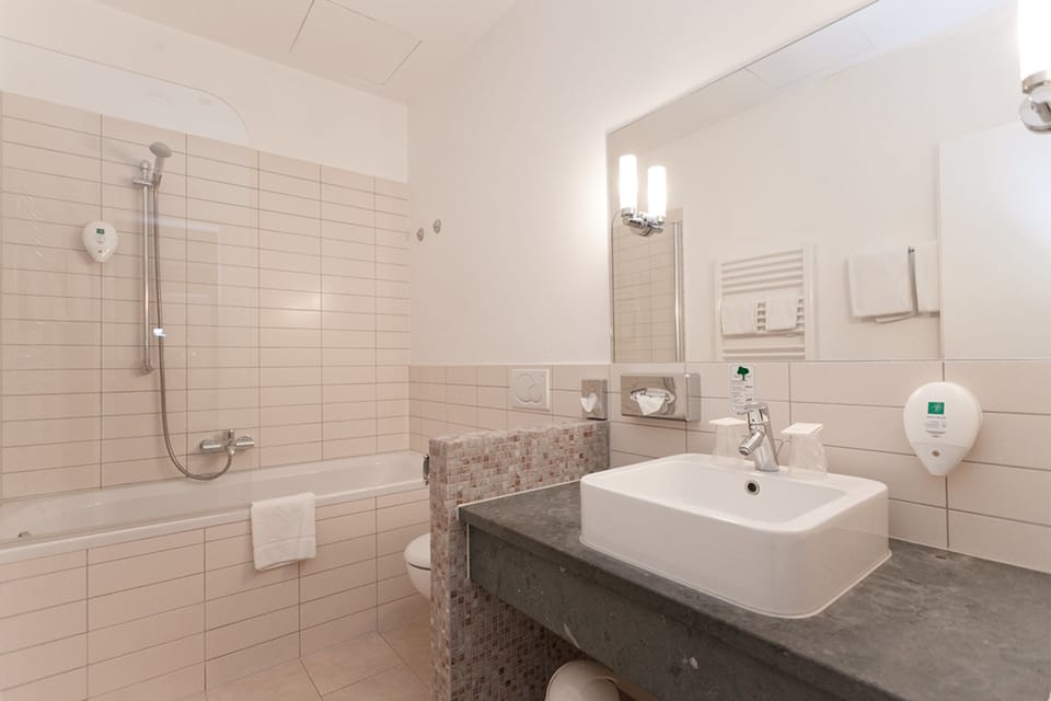 Combined shower/tub, free toiletries, hair dryer, towels