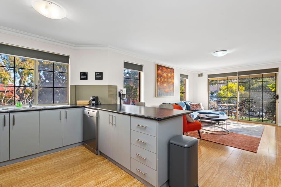 House | 3 bedrooms, desk