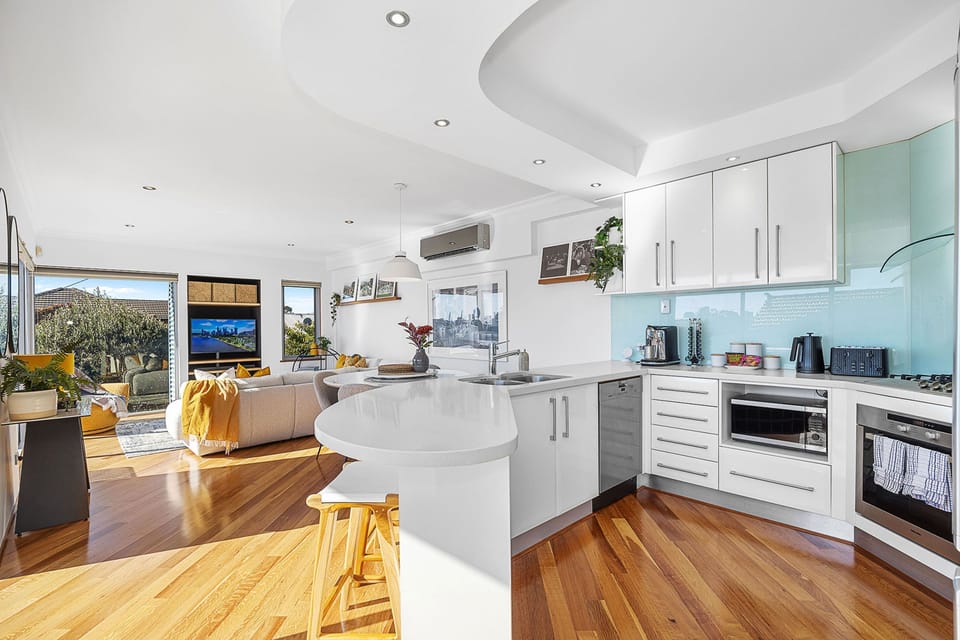 House | 3 bedrooms, desk