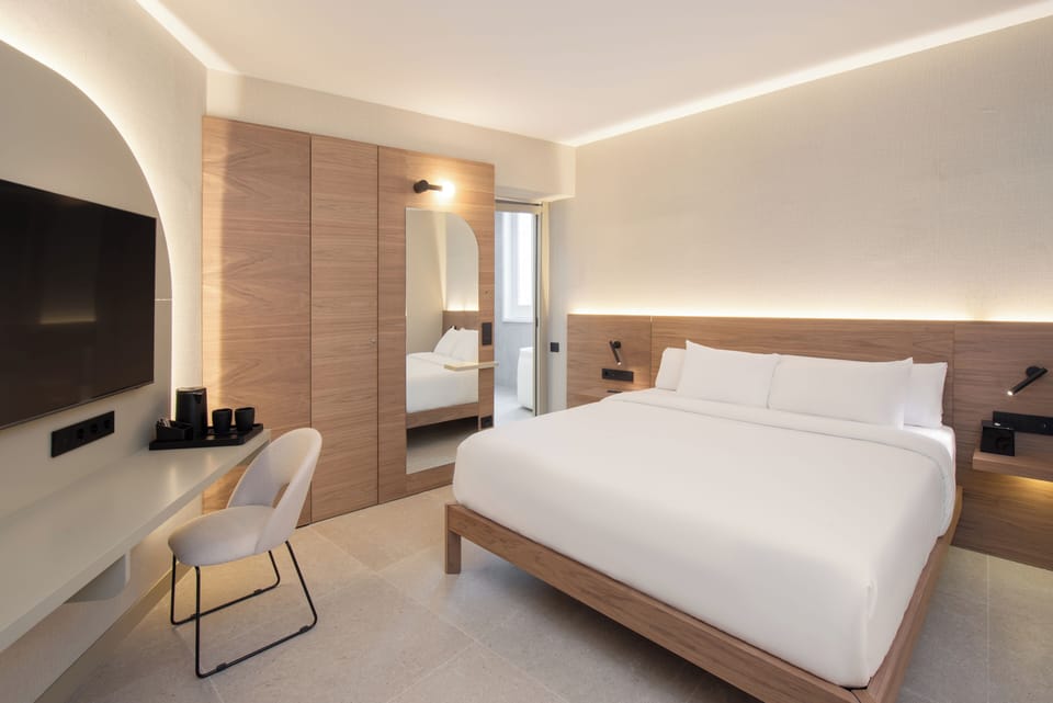 Deluxe Double Room, 1 King Bed | Premium bedding, down comforters, minibar, in-room safe