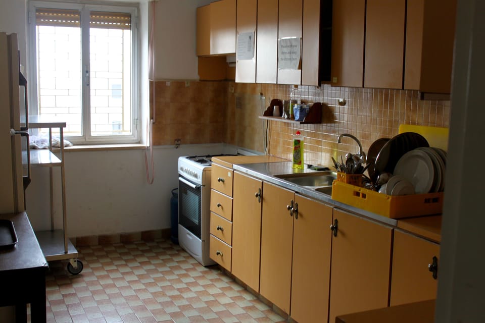 Full-size fridge, oven, stovetop, toaster