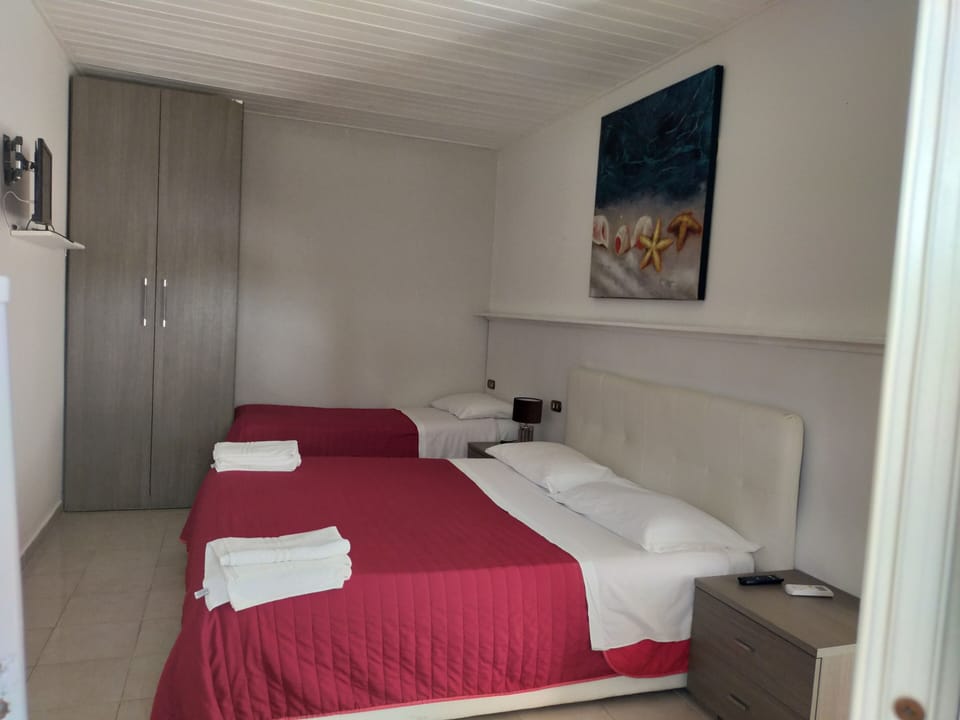 Premium bedding, free cribs/infant beds, rollaway beds, free WiFi