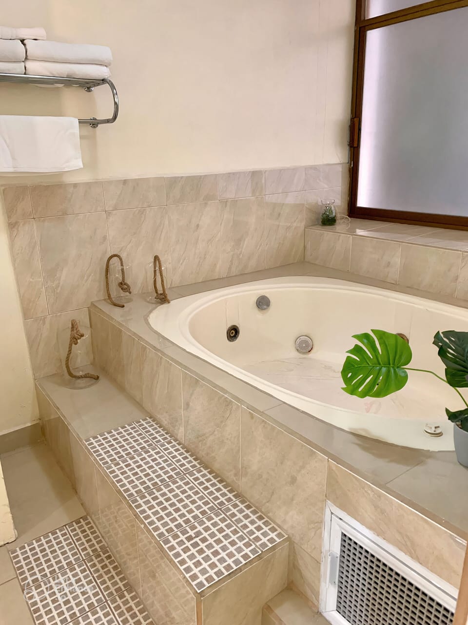 Deluxe Suite | Jetted tub