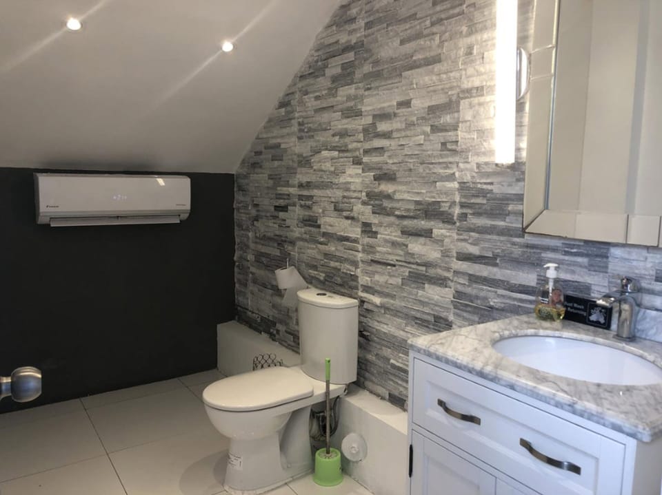 Shower, free toiletries, towels