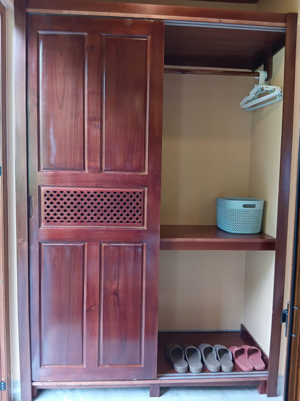 Standard Triple Room, Balcony, Mountain View | Wardrobe