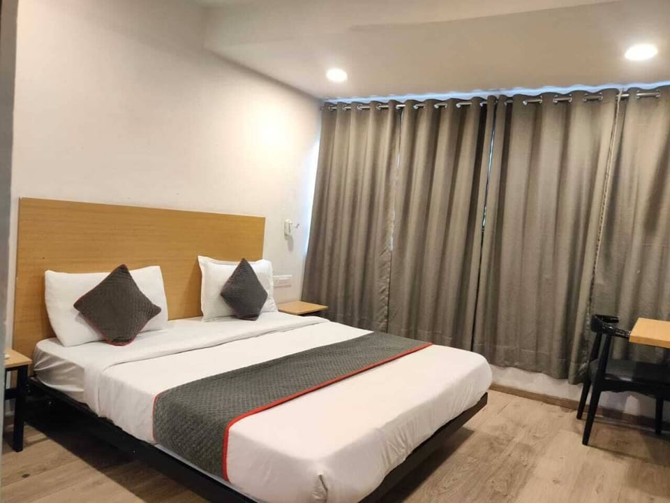 Deluxe Room, City View | Desk, laptop workspace, free WiFi