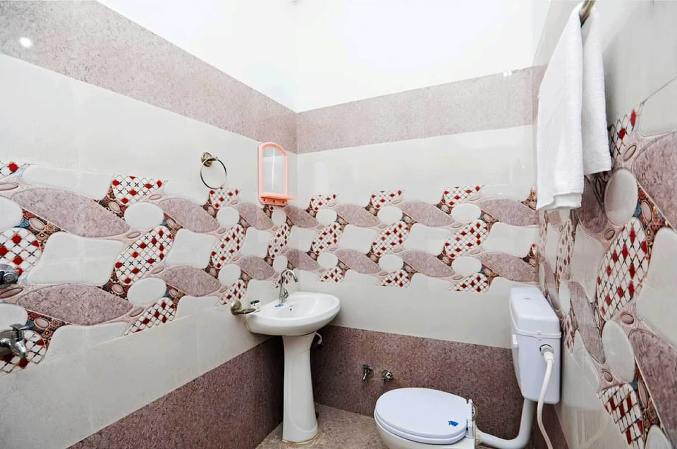 Deluxe Double Room | Bathroom | Free toiletries, towels, soap, shampoo