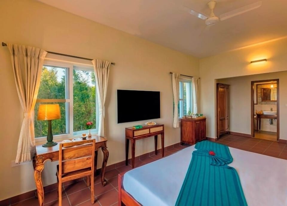 Luxury Double Room, Balcony, Valley View | In-room safe, iron/ironing board, free WiFi