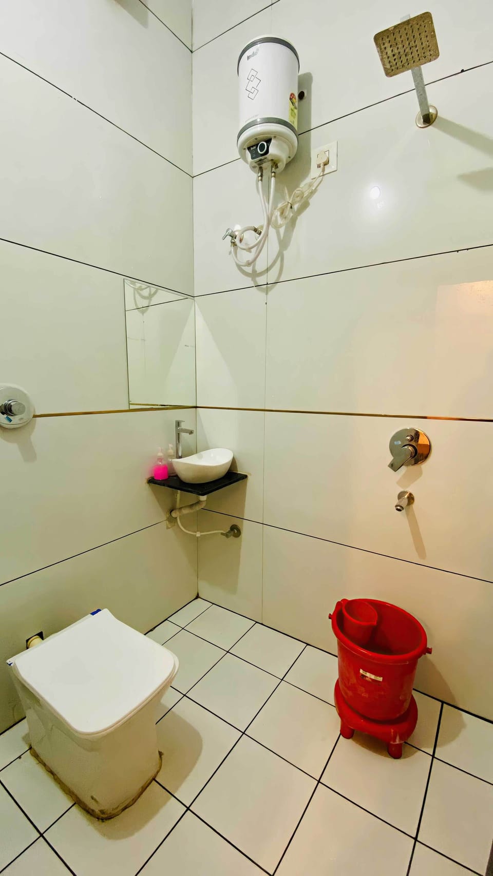 Deluxe Double Room | Bathroom | Shower, slippers, towels, soap