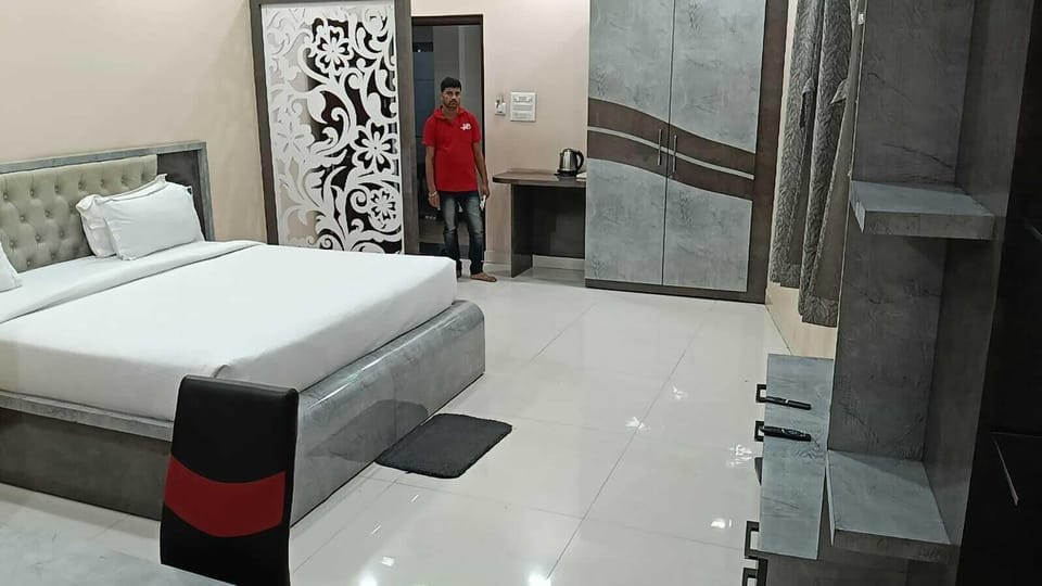 Luxury Room | Iron/ironing board, free WiFi, bed sheets