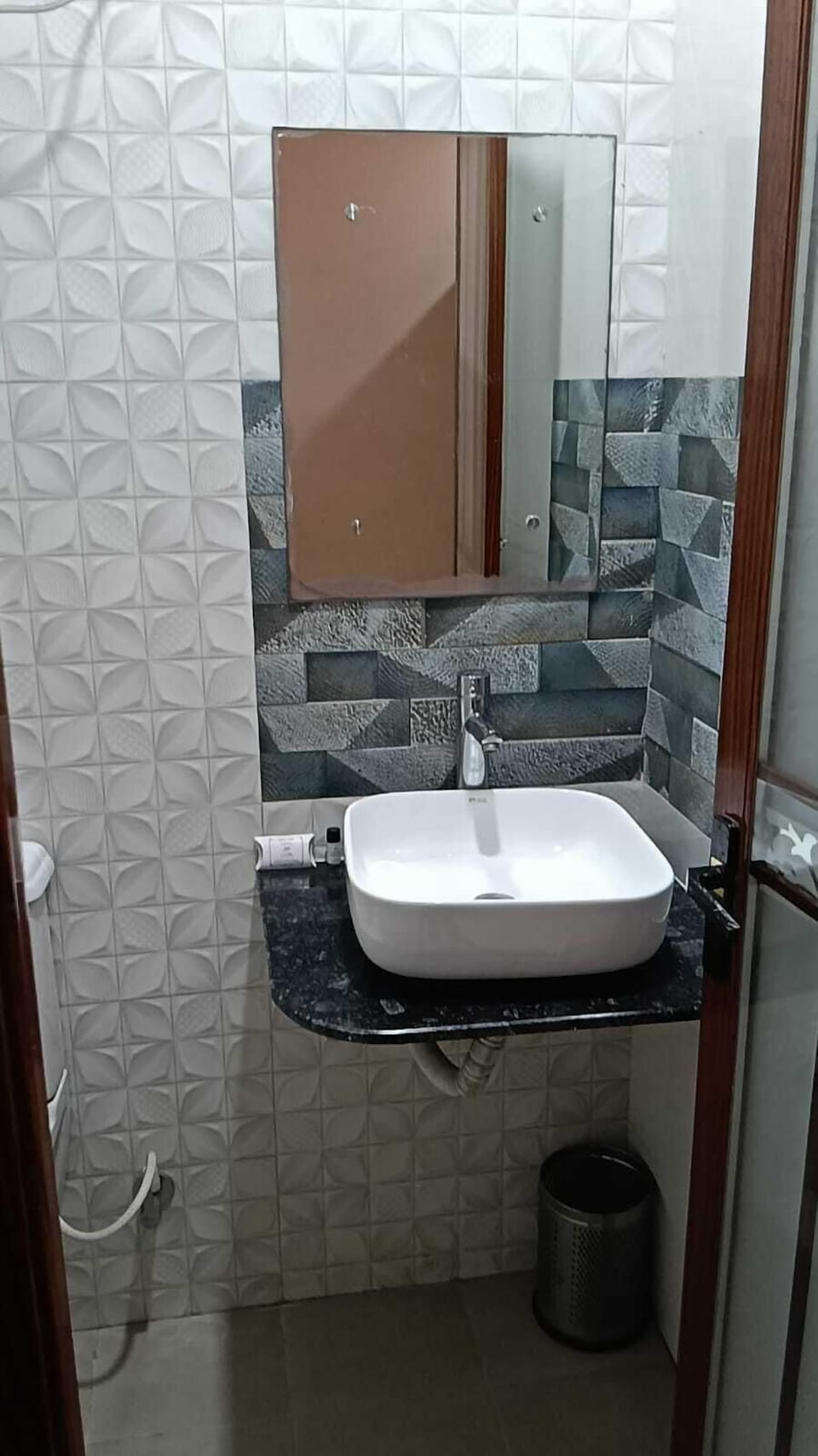 Deluxe Double Room | Bathroom | Shower, free toiletries, slippers, towels