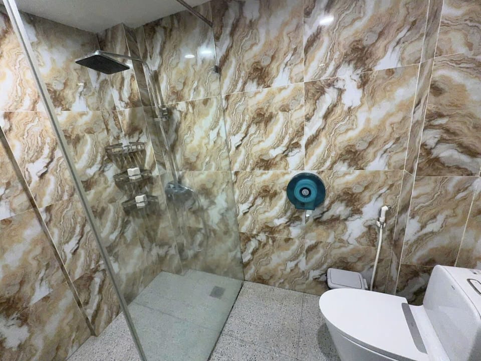 Deluxe Room | Bathroom | Free toiletries, shampoo, toilet paper