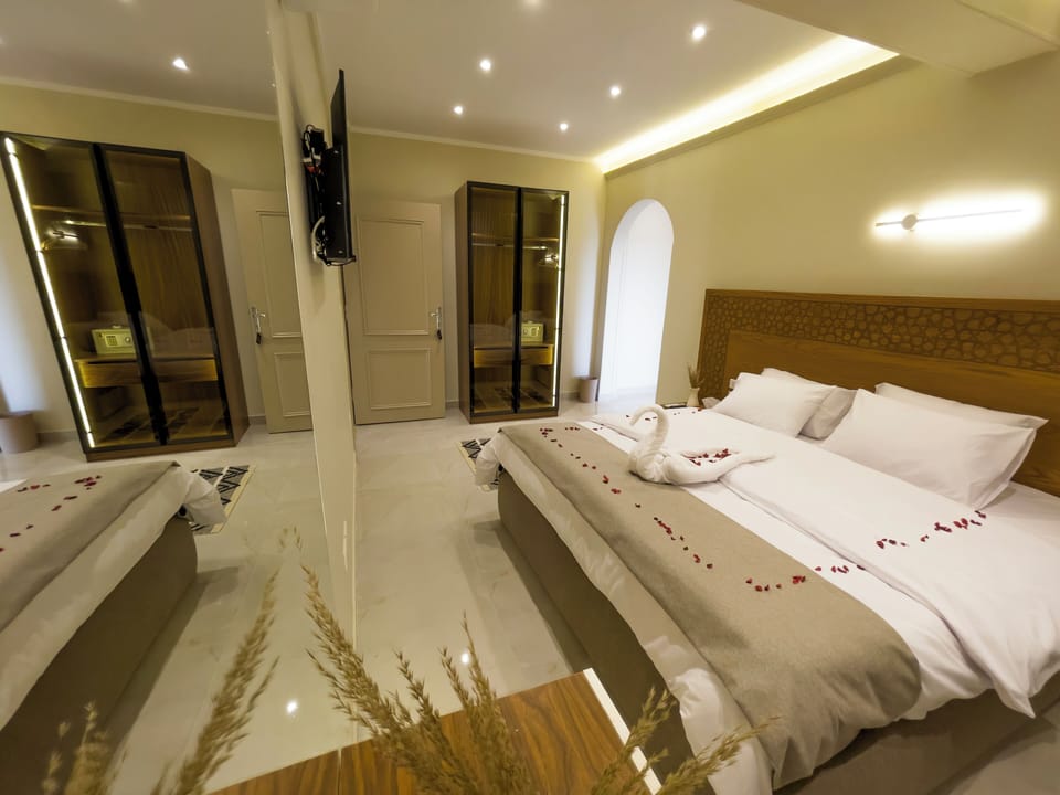 Luxury Suite, Balcony, Mountain View | Minibar, free WiFi, bed sheets