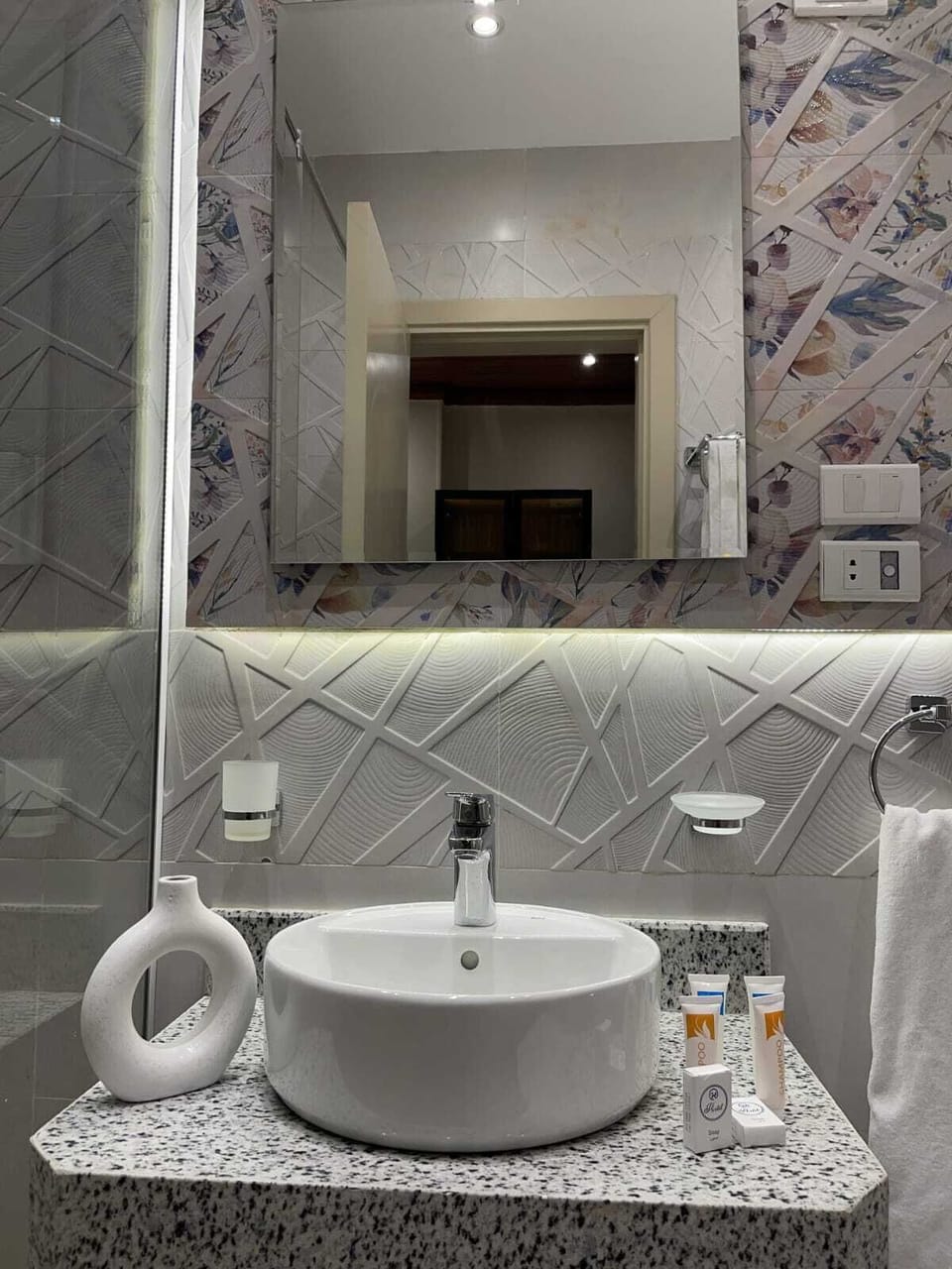Luxury Suite, Balcony, Mountain View | Bathroom | Shower, rainfall showerhead, free toiletries, hair dryer