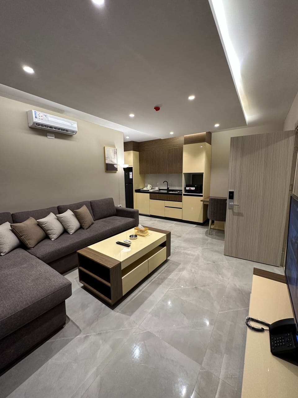 Apartment, 1 Bedroom, Accessible, Smoking | Living room
