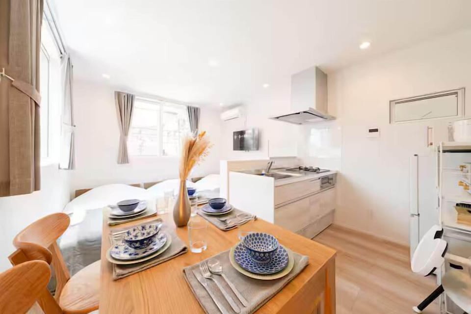 Basic Apartment, City View | In-room dining