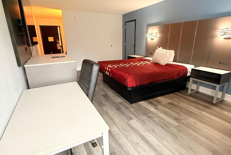 Standard Room, 1 King Bed, Non Smoking | Desk, free WiFi