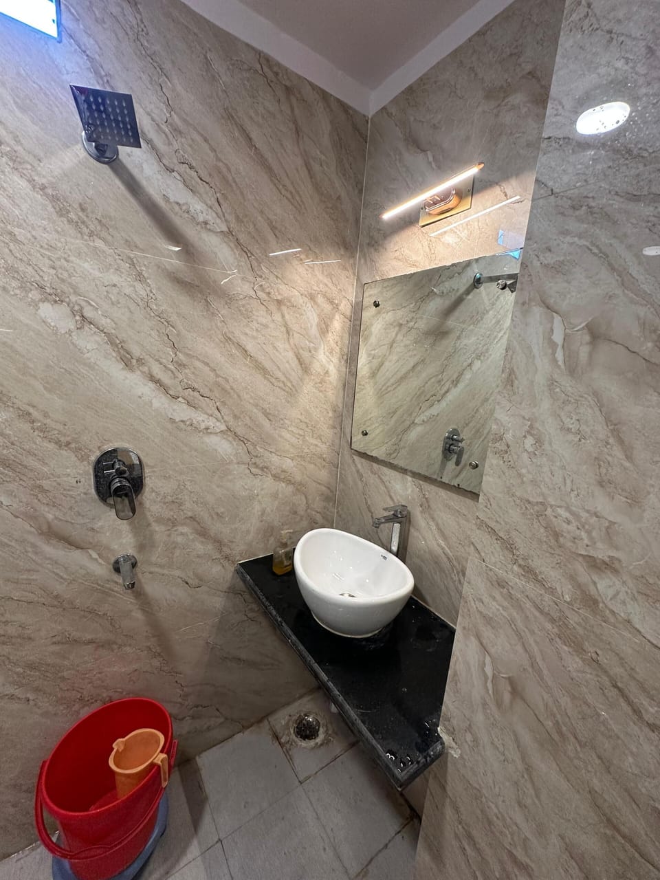 Classic Room | Bathroom | Shower, towels, soap