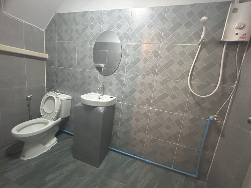 Basic Single Room, Non Smoking, City View | Bathroom | Shower, towels, soap, shampoo
