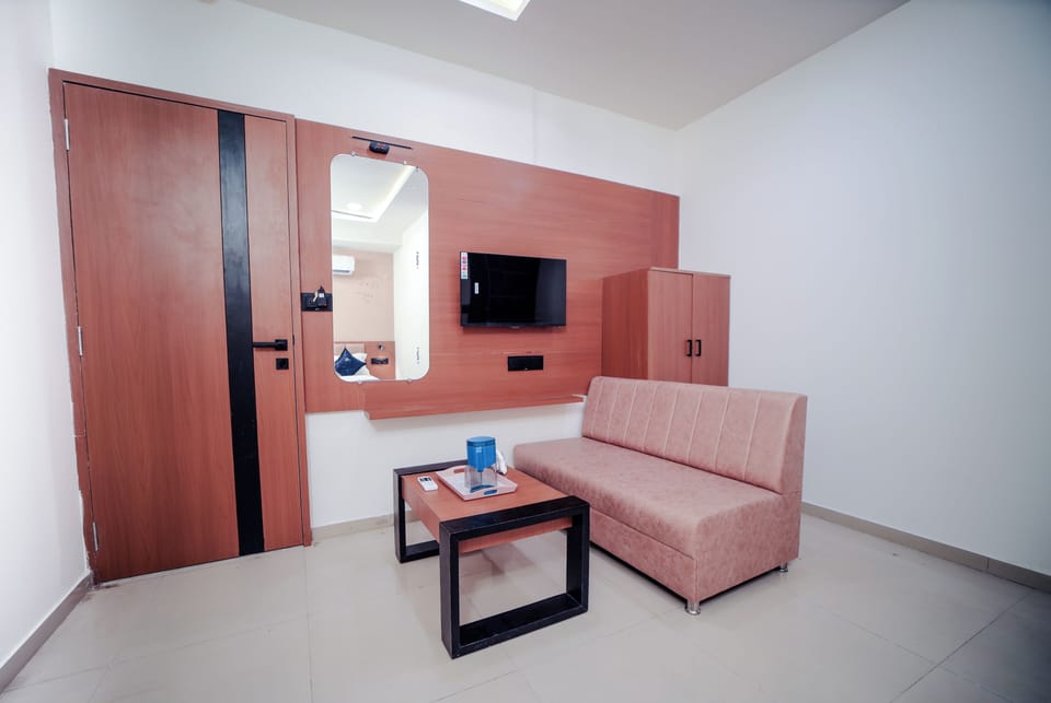 Deluxe Double Room, Non Smoking, Housekeeping | Desk, free WiFi