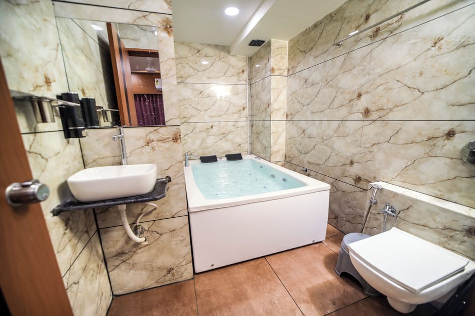 Deluxe Double Room, Non Smoking, Housekeeping | Bathroom | Hair dryer, towels, soap, shampoo