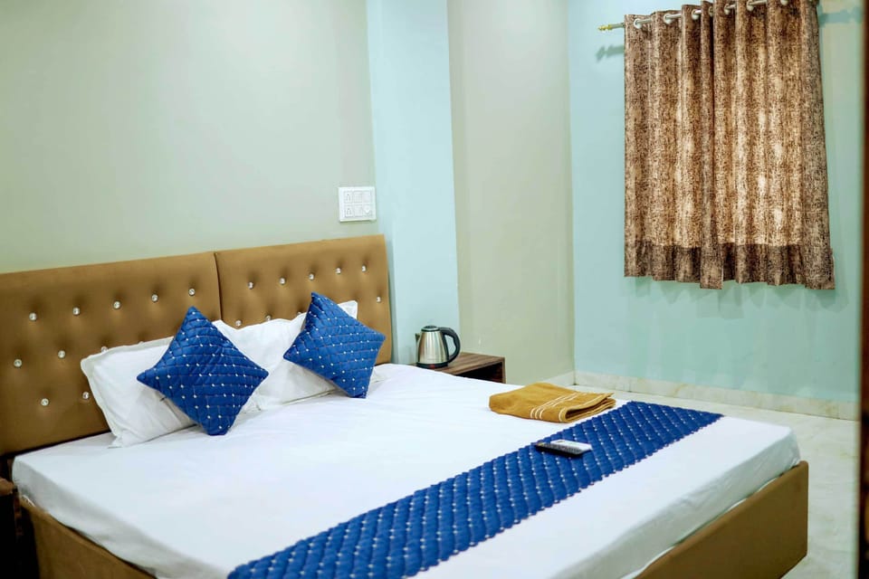 Deluxe Double Room | Desk, laptop workspace, WiFi (free), bed sheets