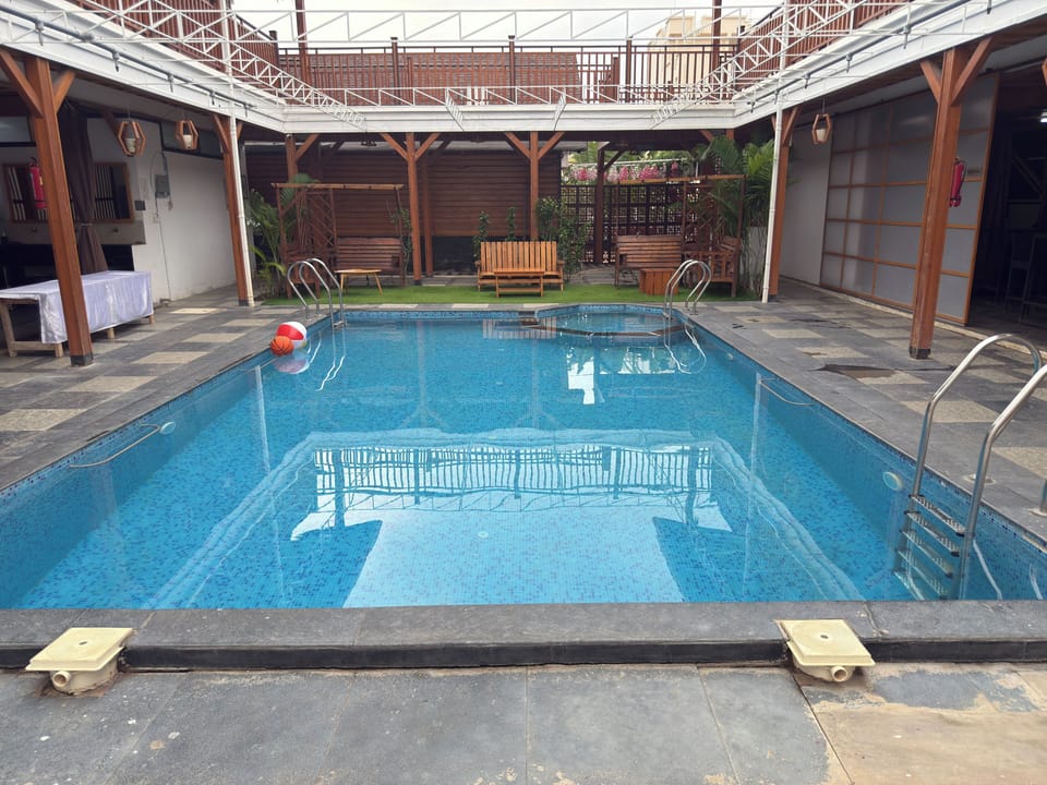 Swim-up bar