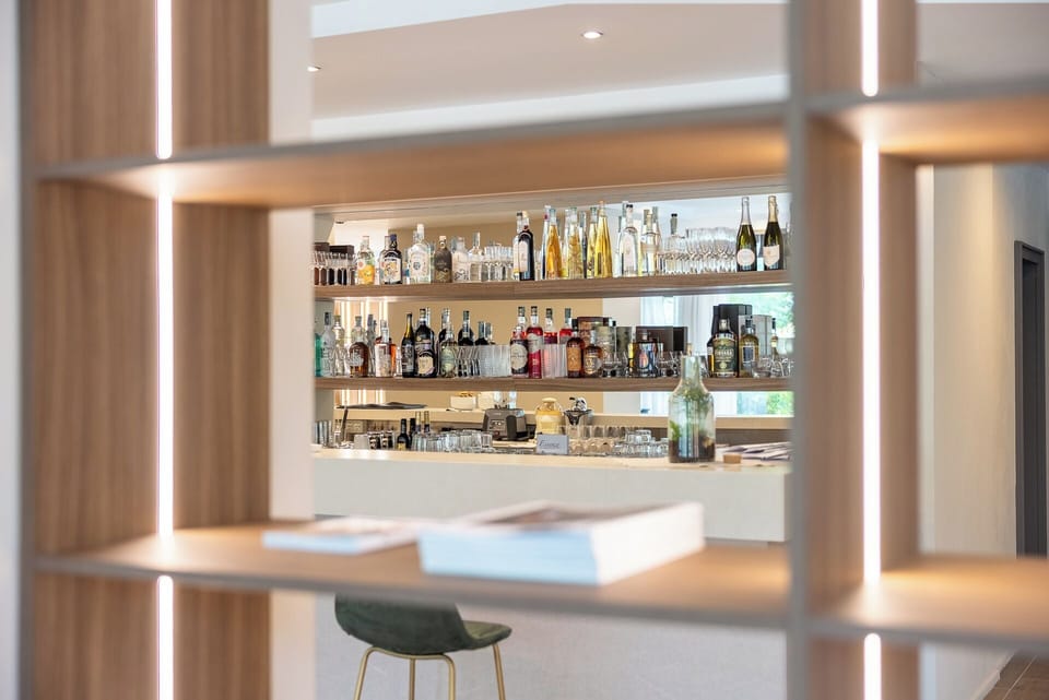 2 bars/lounges, poolside bar