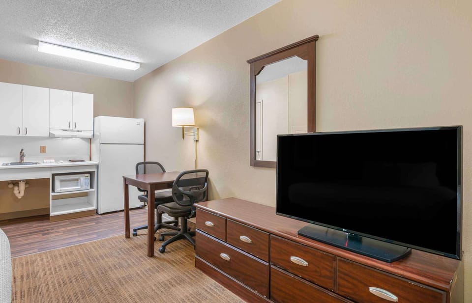 Desk, laptop workspace, free WiFi, bed sheets