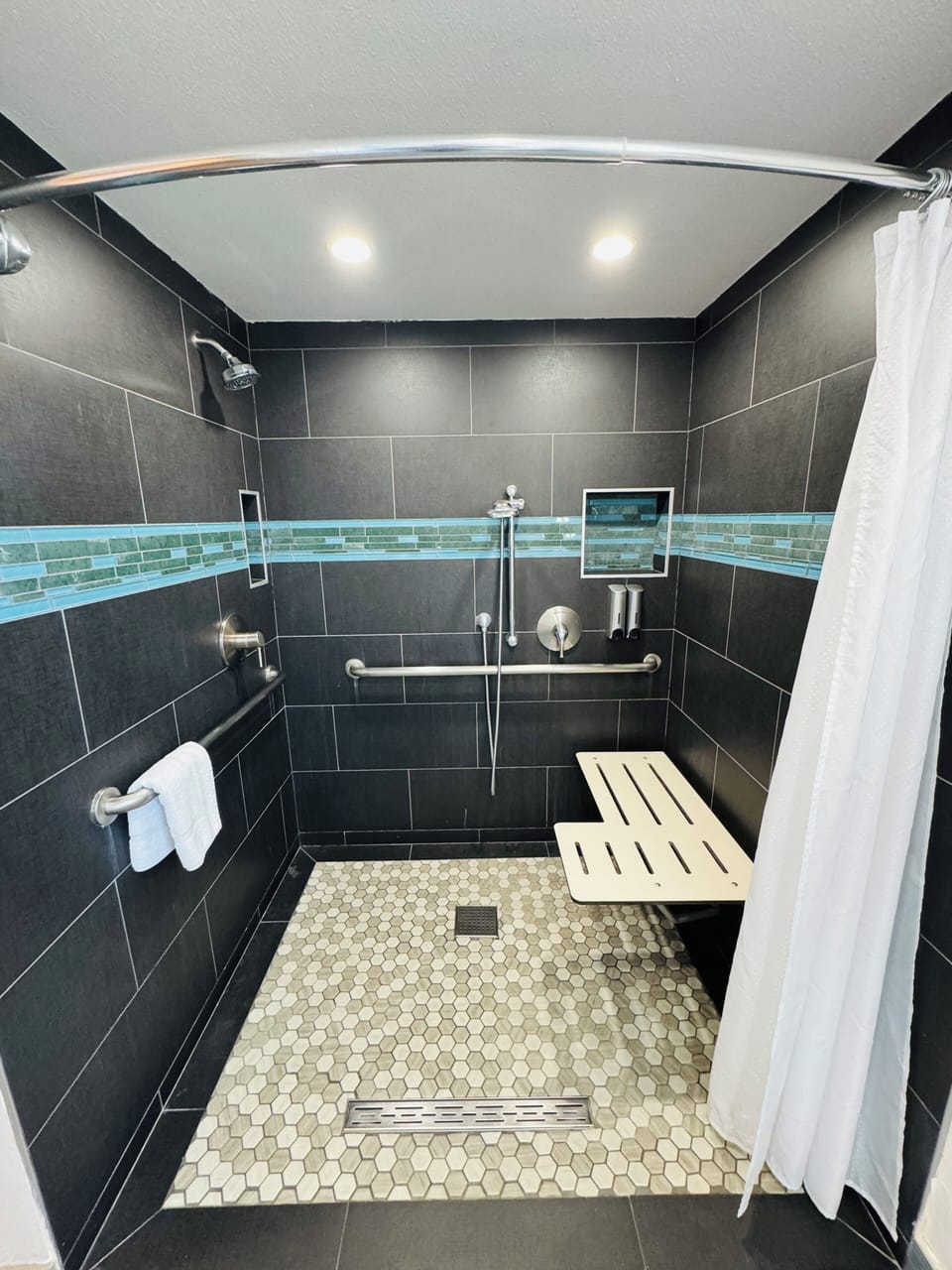 1 Queen Bed Accessible | Bathroom | Free toiletries, hair dryer, towels, soap