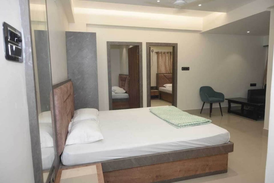 Family Apartment | Down comforters, pillowtop beds, desk, laptop workspace