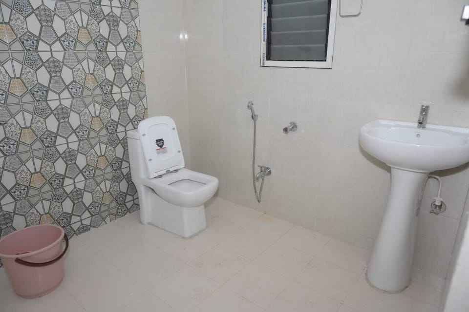 Separate tub and shower, hydromassage showerhead, free toiletries
