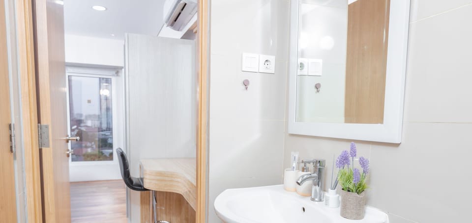 Family Apartment, City View | Bathroom | Shower, free toiletries, towels, soap
