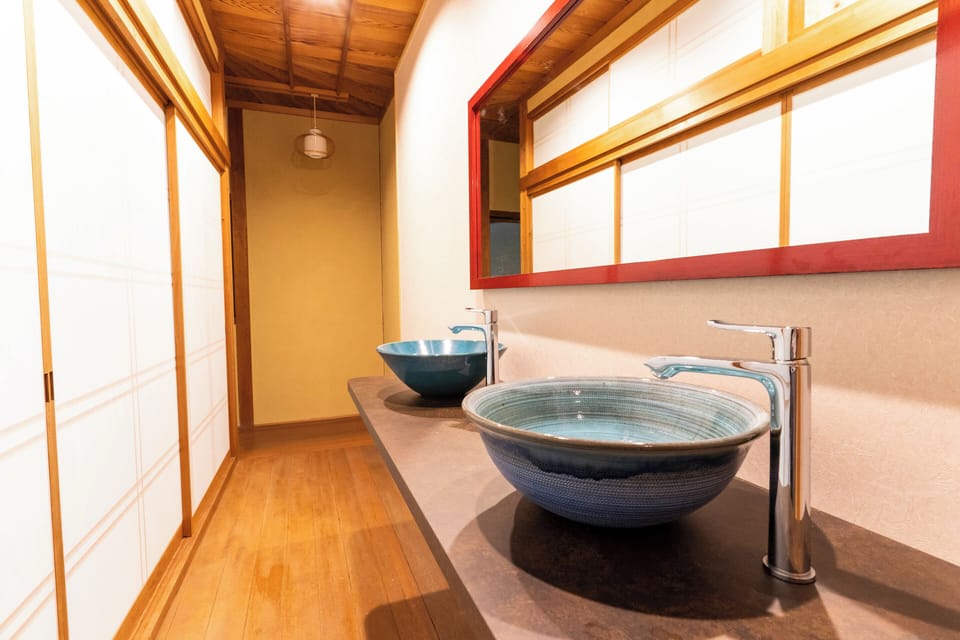 Deluxe Room | Bathroom | Shower, hair dryer, slippers, towels