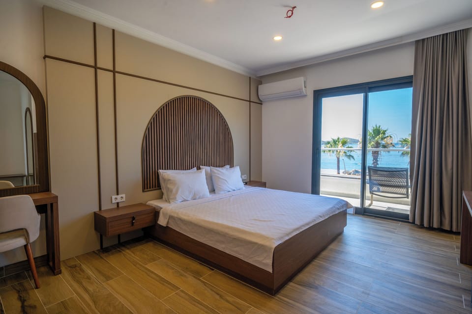 Deluxe Room, Partial Sea View | Room amenity