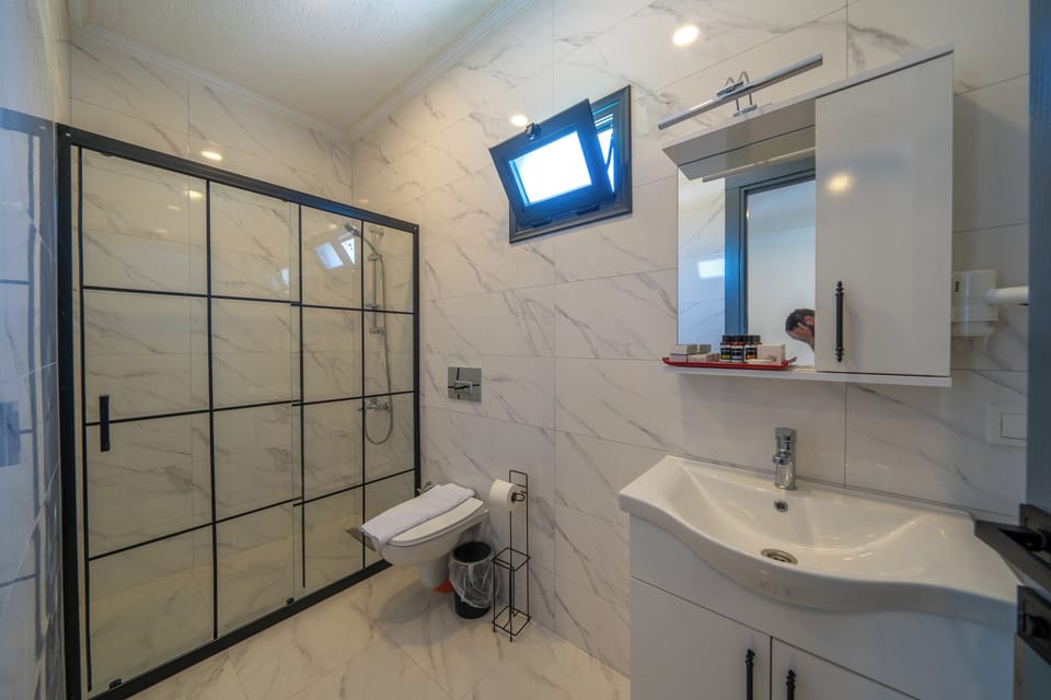 Deluxe Room, Partial Sea View | Room amenity