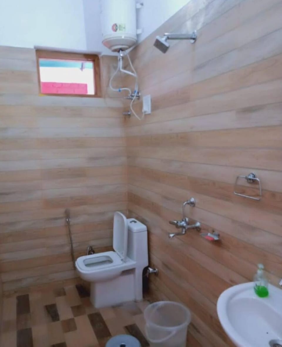 Deluxe Room, Mountain View | Bathroom | Shower, free toiletries, towels, soap