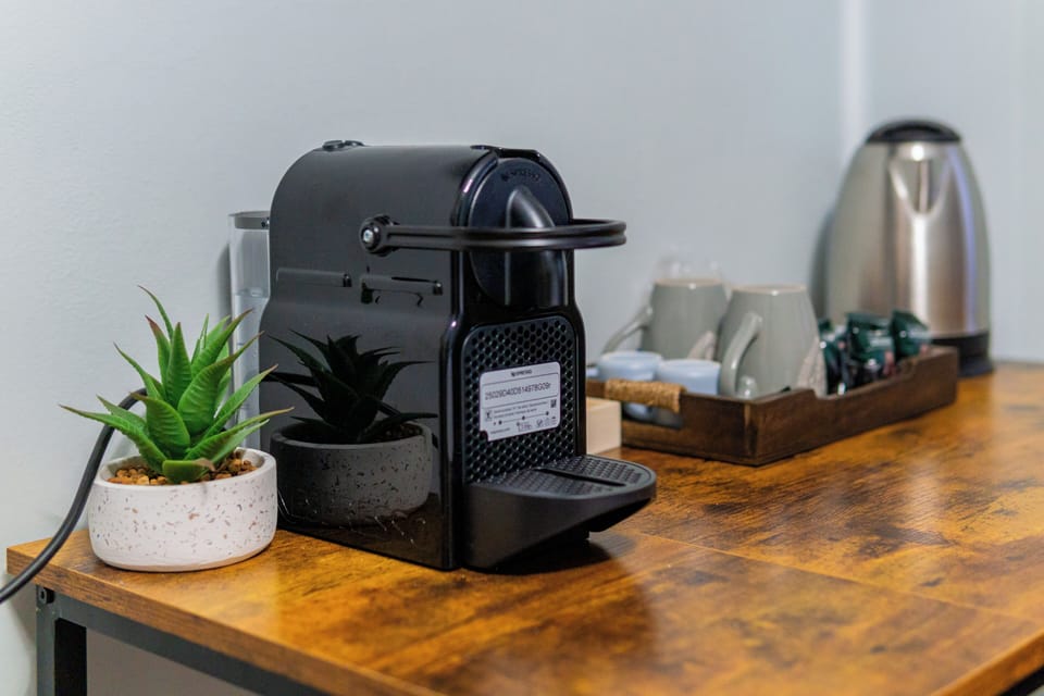 Suite | Desk, laptop workspace, WiFi (free)