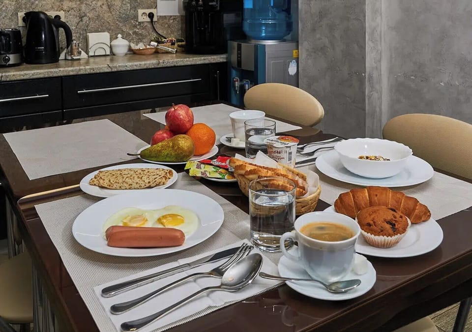Daily continental breakfast (EUR 20 per person)