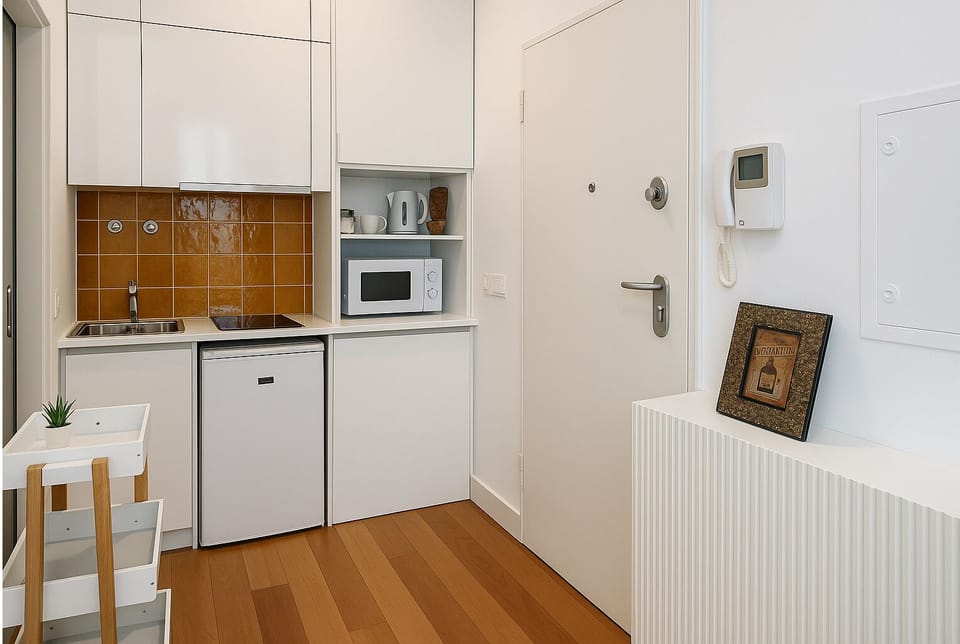 Studio | Private kitchen | Full-size fridge, microwave, oven, cookware/dishes/utensils