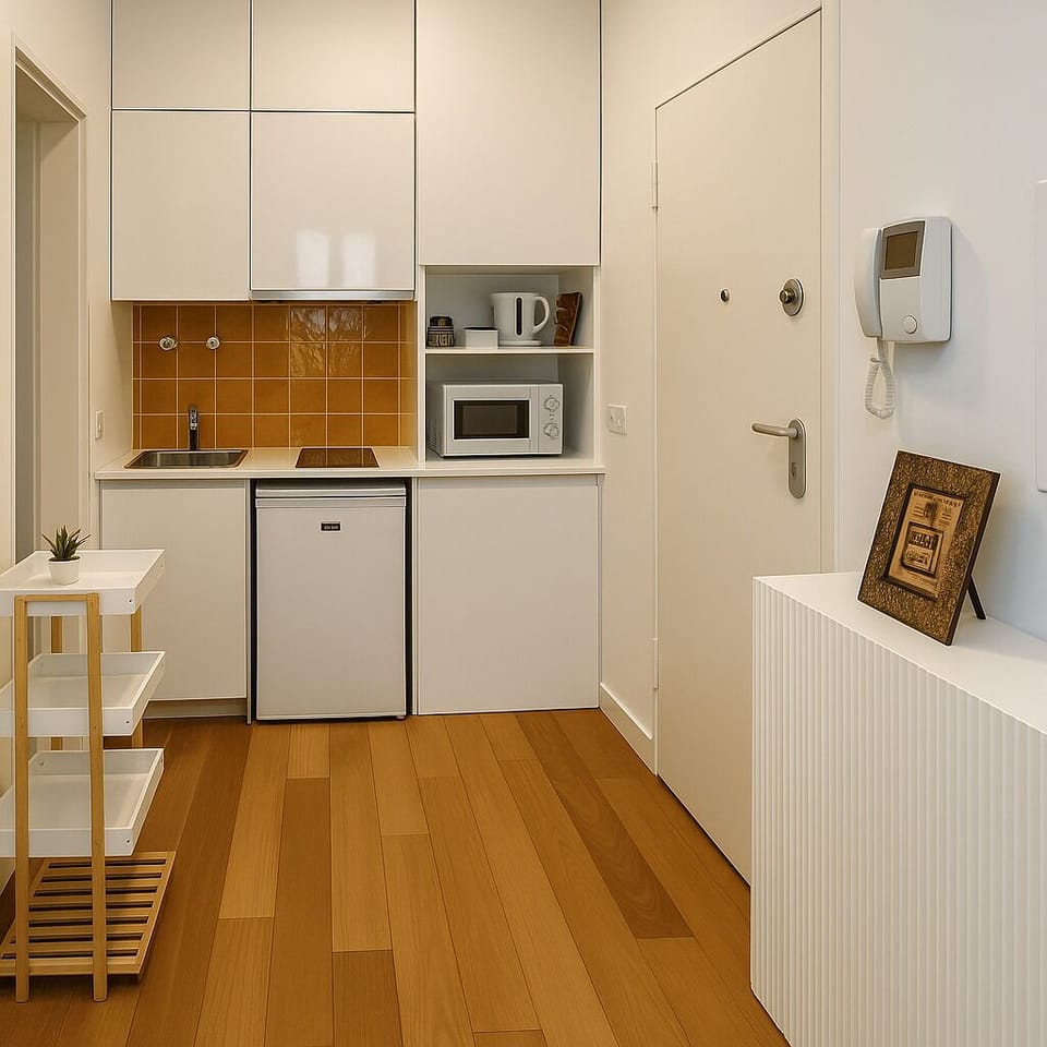 Studio | Private kitchen | Full-size fridge, microwave, oven, cookware/dishes/utensils