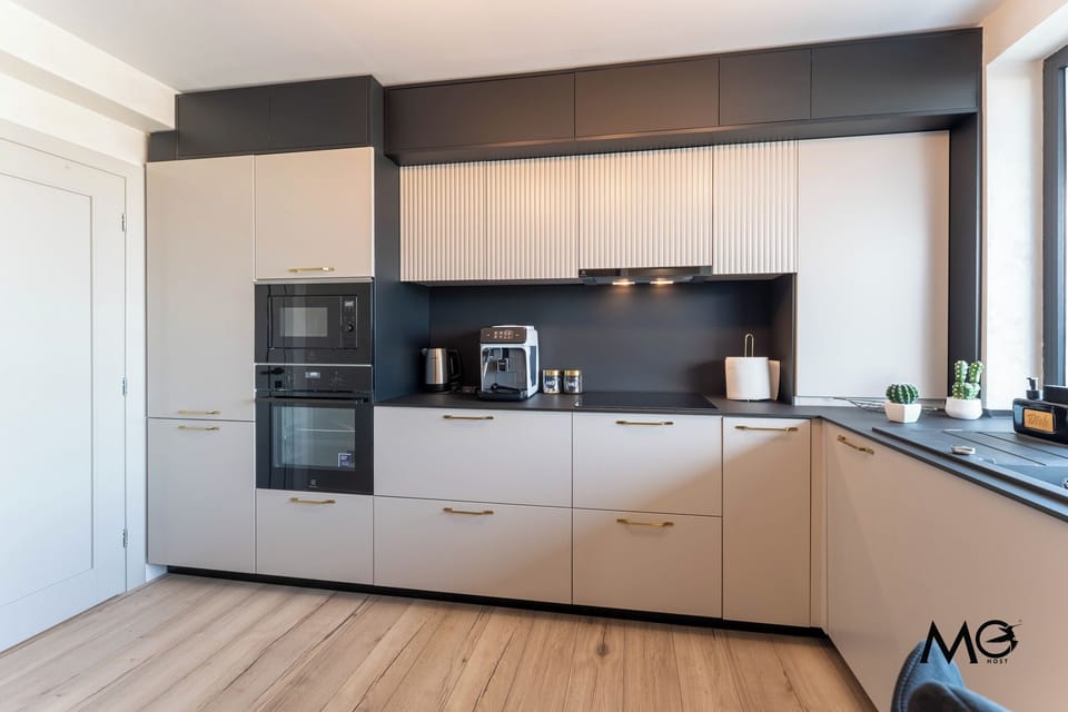 Deluxe Apartment, Mountain View | Private kitchen | Full-size fridge, microwave, oven, stovetop