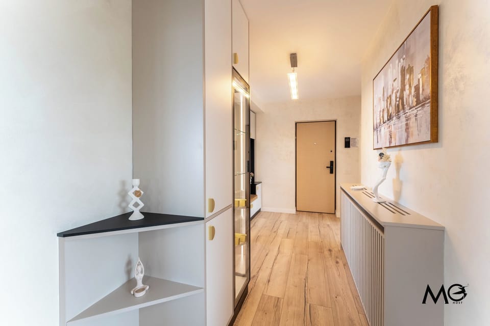 Deluxe Apartment, Mountain View | Premium bedding, down comforters, memory foam beds, blackout drapes