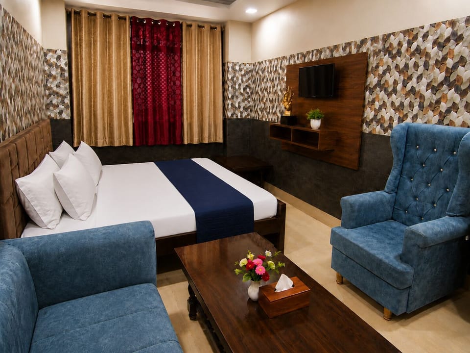 Superior Suite, Balcony | Laptop workspace, WiFi (free), bed sheets