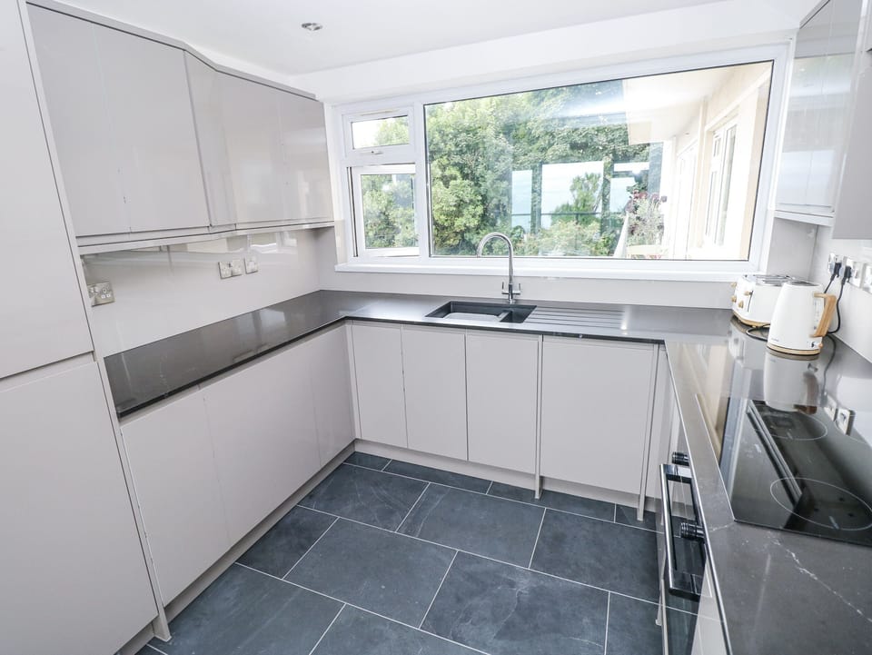 Cottage | Private kitchen | Dishwasher, cookware/dishes/utensils