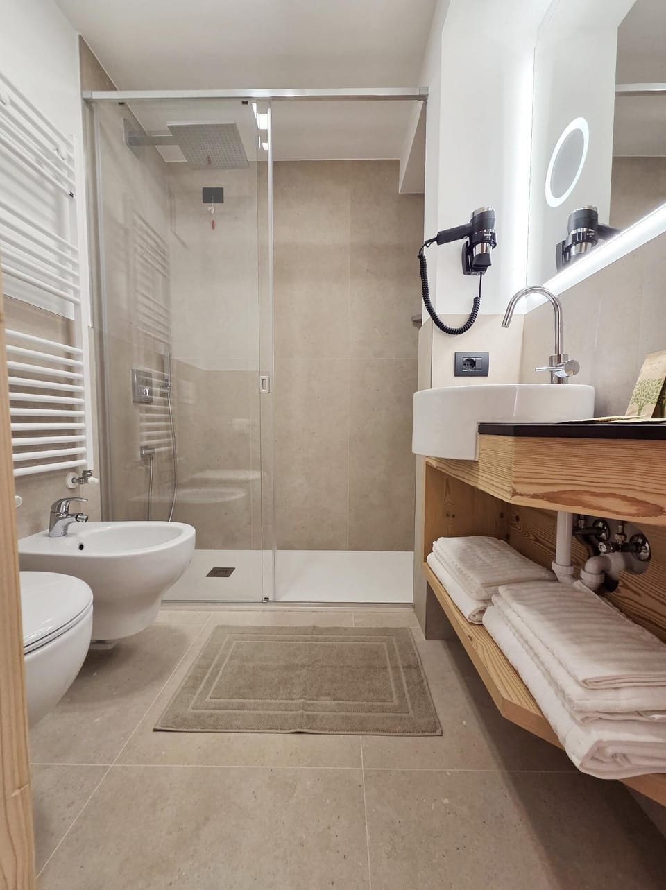 Standard Room, Balcony, Mountain View | Bathroom | Shower, rainfall showerhead, free toiletries, hair dryer