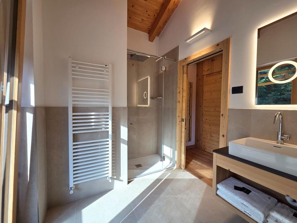 Superior Room, Balcony, Mountain View | Bathroom | Shower, rainfall showerhead, free toiletries, hair dryer