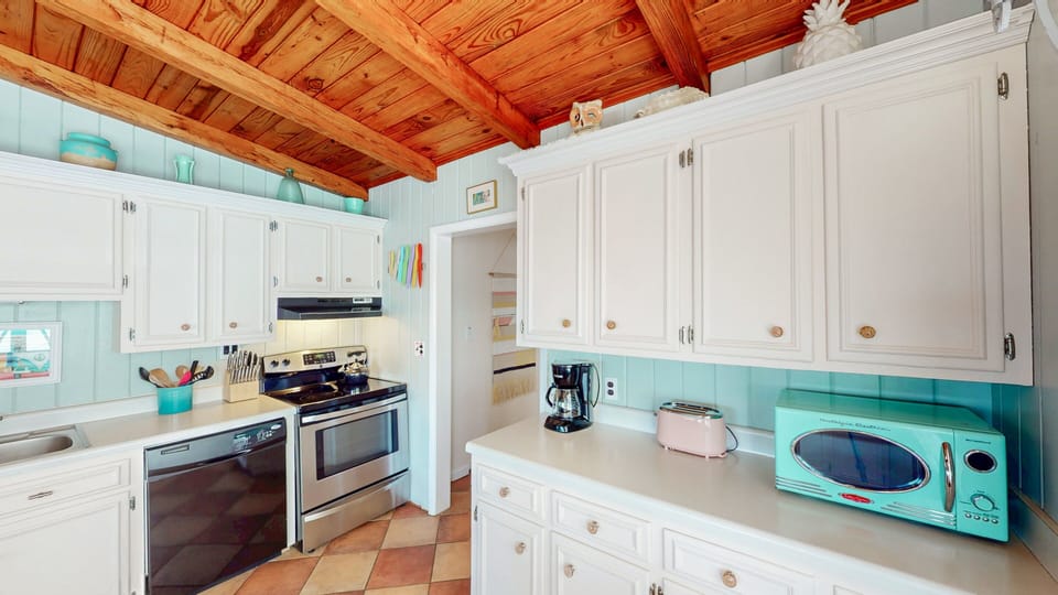 House, Multiple Beds, Balcony, Partial Ocean View (Foxie Moxies) | Private kitchen | Fridge, microwave, oven, stovetop